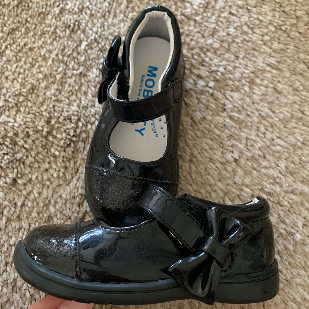 Toddler girl size 5 black shiny Mary Janes
